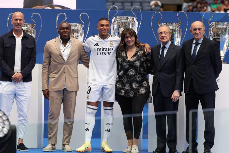 Kylian Mbappé junto a su familia, Florentino Pérez, Pirri y Zidane en su presentación como nuevo jugador del Real Madrid