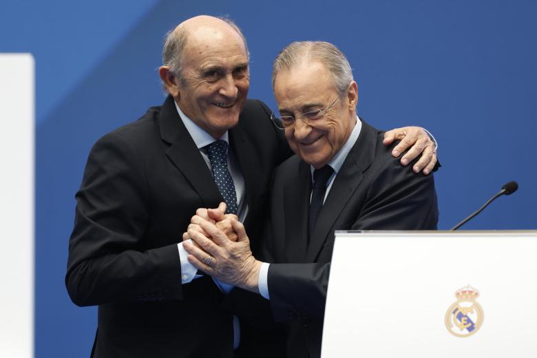 El presidente del Real Madrid, Florentino Pérez (d), junto a José Martínez Sánchez 'Pirri' (i) durante la presentación del francés Kylian Mbappé como nuevo jugador del club, este martes en el estadio Santiago Bernabéu de Madrid. Mbappé ha firmado este martes el contrato que le une al conjunto blanco para las próximas cinco temporadas. EFE/Chema Moya