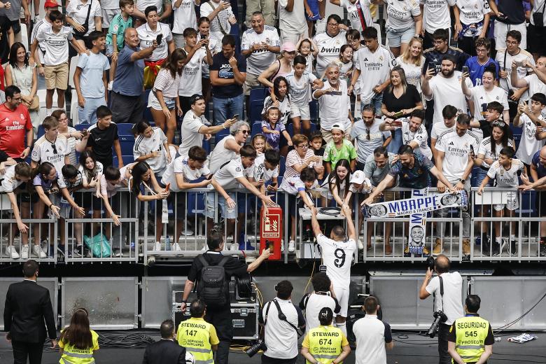 Kylian Mbappe junto a los aficionados del Real Madrid