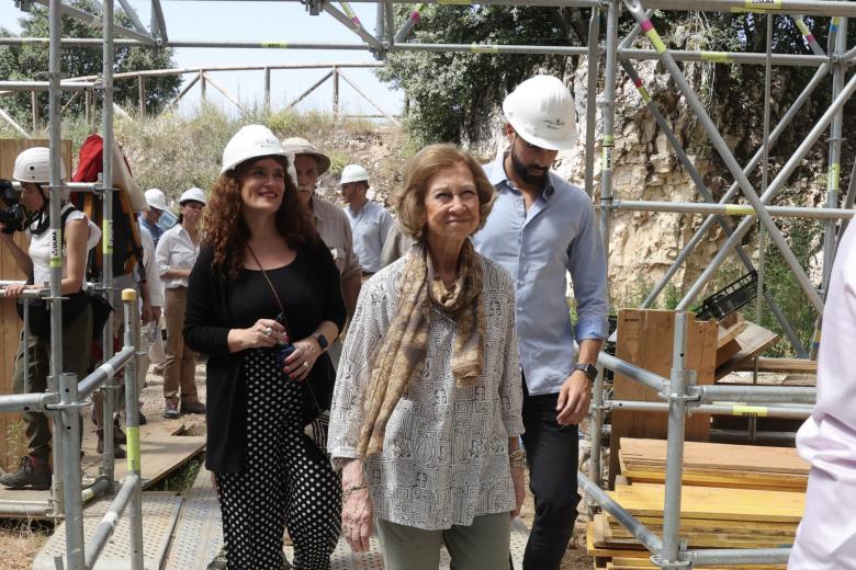 Doña Sofía, a su llegada a los yacimientos de Atapuerca