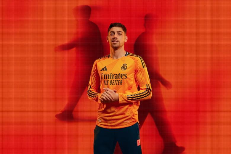 Su diseño nace de la idea de que no importa dónde compita el equipo porque los madridistas siempre están conectados por las estrellas del cielo. En la foto, Fede Valverde.