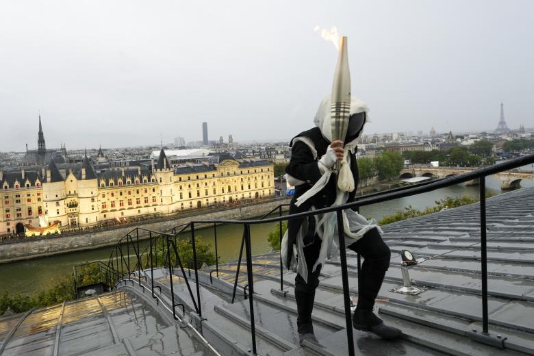 La antorcha Olímpica en la ceremonia de inauguración de los Juegos de París