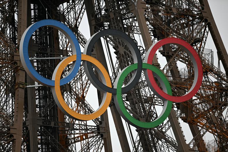 Los aros olímpicos en la Torre Eiffel