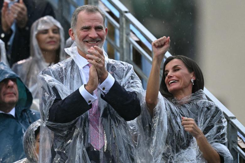 El Rey Felipe VI y la Reina Letizia aplauden el anuncio de los atletas españoles