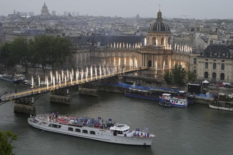 Fuegos artificiales sobre el río Sena en la ceremonia de inauguración de los Juegos de París