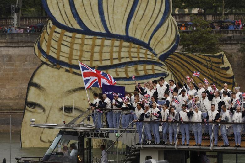 Los atletas de la delegación británica navegan en un barco por el río Sena durante la ceremonia de apertura de los Juegos Olímpicos de París