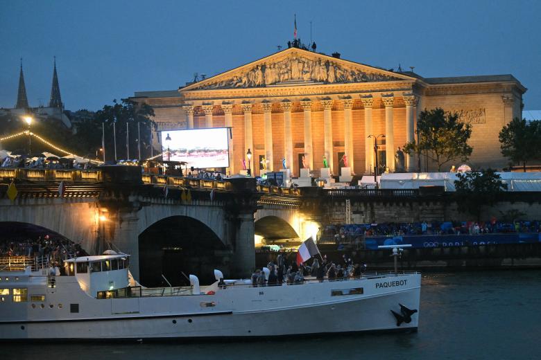 La delegación francesa navega en un barco durante la ceremonia de apertura de los Juegos Olímpicos de París 2024