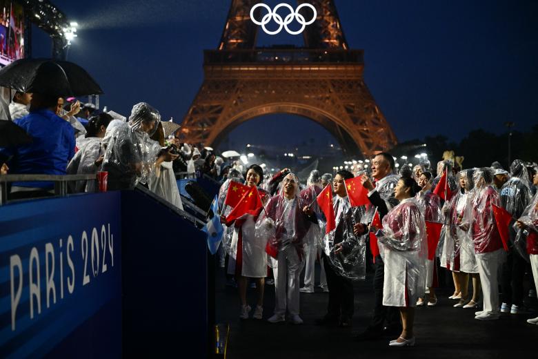 Miembros de la delegación china llegan al Trocadero durante la ceremonia de apertura de los Juegos Olímpicos de París 2024