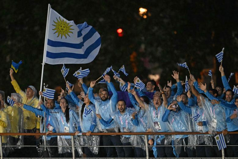 Atletas de la delegación de Uruguay navegan en un bote por el río Sena durante la ceremonia de apertura de los Juegos Olímpicos de París 2024