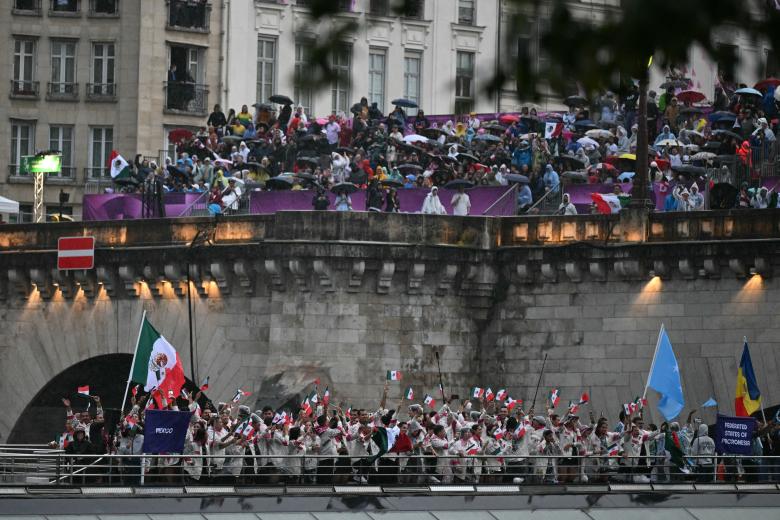 Atletas de la delegación de México navegan en una embarcación durante la ceremonia de apertura de los Juegos Olímpicos de París 2024