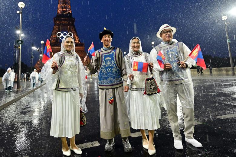 Miembros de la delegación de Mongolia posan en el puente de Iena durante la ceremonia de apertura de los Juegos Olímpicos de París 2024