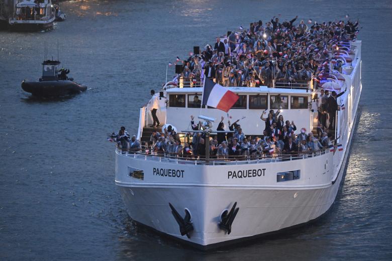 La delegación francesa navega en un barco por el río Sena durante la ceremonia de apertura de los Juegos Olímpicos de París 2024