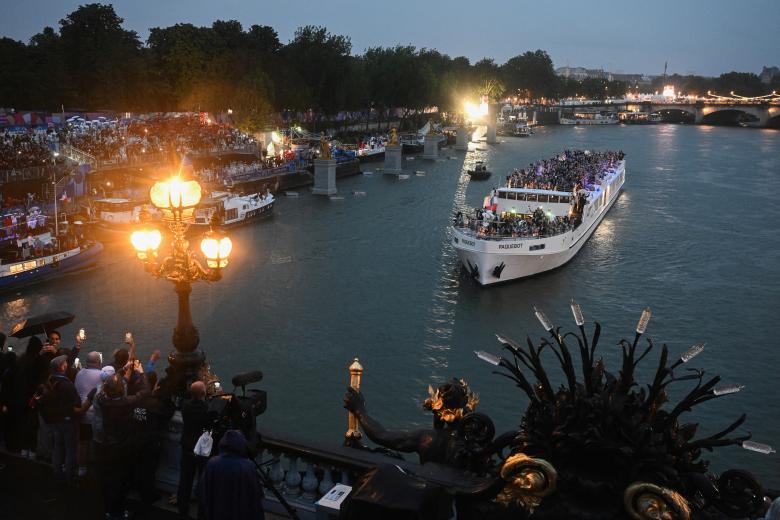 La delegación francesa navega en un barco por el río Sena durante la ceremonia de apertura de los Juegos Olímpicos de París 2024