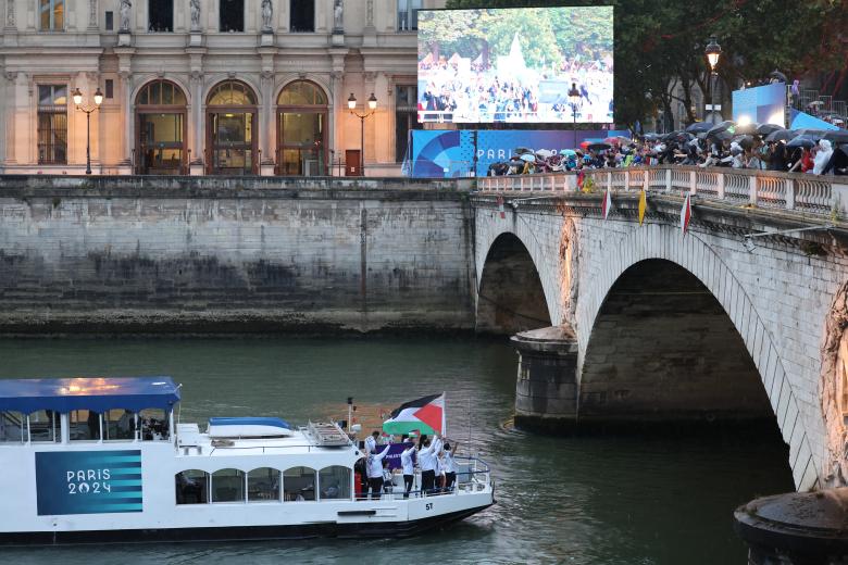 Los atletas de la delegación palestina navegan por el río Sena durante la ceremonia de apertura de los Juegos Olímpicos de París 2024