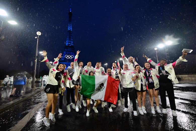 Miembros de la delegación de México posan en el Puente de Iena durante la ceremonia inaugural de los Juegos Olímpicos de París 2024