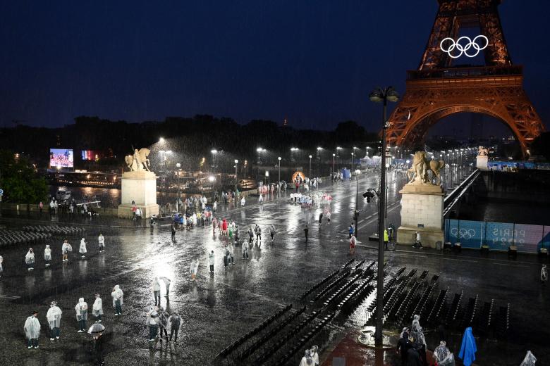 Las delegaciones llegan al puente de Iena durante la ceremonia de apertura de los Juegos Olímpicos de París 2024 en París el 26 de julio de 2024