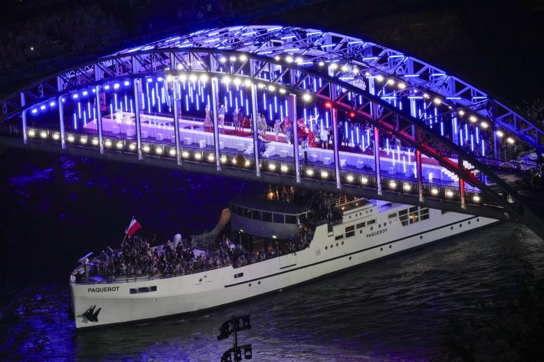 La delegación francesa navega en un barco por el río Sena durante la ceremonia de apertura de los Juegos Olímpicos de París 2024