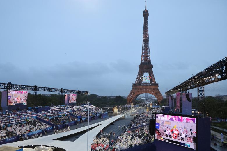 Las delegaciones llegan al Trocadero durante la ceremonia de apertura de los Juegos Olímpicos de París 2024