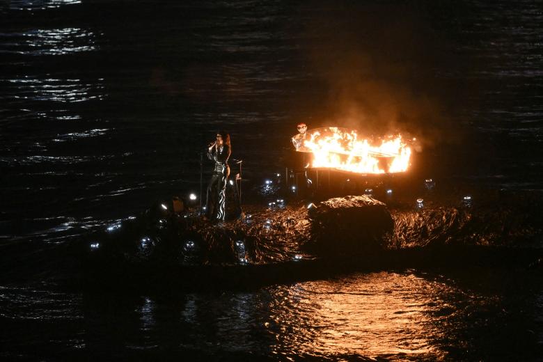 La cantante francesa Juliette Armanet y la pianista francesa Sofiane Pamart actúan mientras navegan en un barco por el río Sena durante la ceremonia de apertura de los Juegos Olímpicos de París 2024