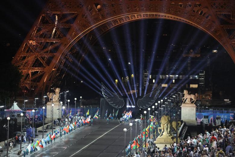 Las banderas de los países participantes ondean en el puente de Iena durante la ceremonia de apertura de los Juegos Olímpicos de París 2024 en París el 26 de julio de 2024, mientras se ve la Torre Eiffel al fondo