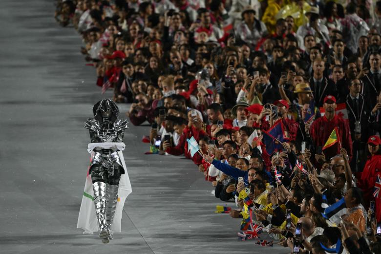 La amazona camina con la bandera olímpica junto a los atletas en el Trocadero durante la ceremonia de apertura de los Juegos Olímpicos de París 2024