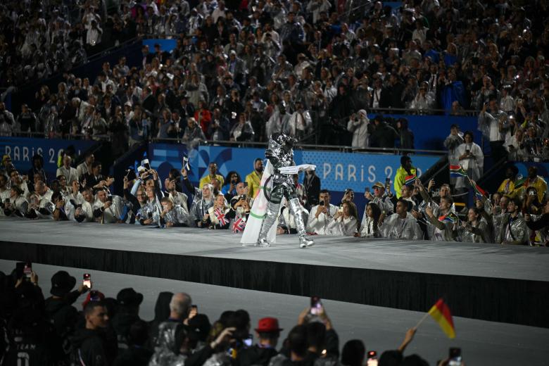 La amazona camina con la bandera olímpica junto a los atletas en el Trocadero durante la ceremonia de apertura de los Juegos Olímpicos de París 2024