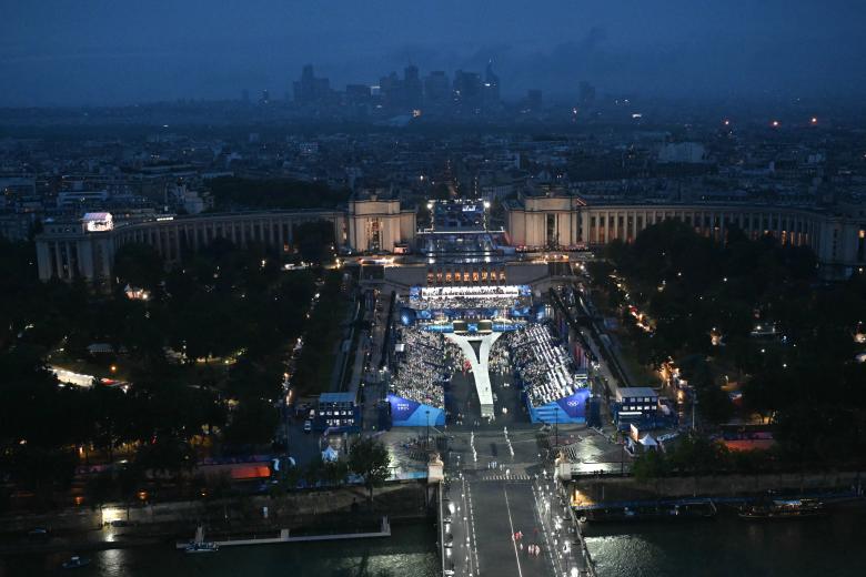 Una vista general muestra (de frente) el Pont d'Iena, el Estadio de la Torre Eiffel en el Trocadero y el Arena Paris La Defense durante la ceremonia de apertura de los Juegos Olímpicos de París 2024