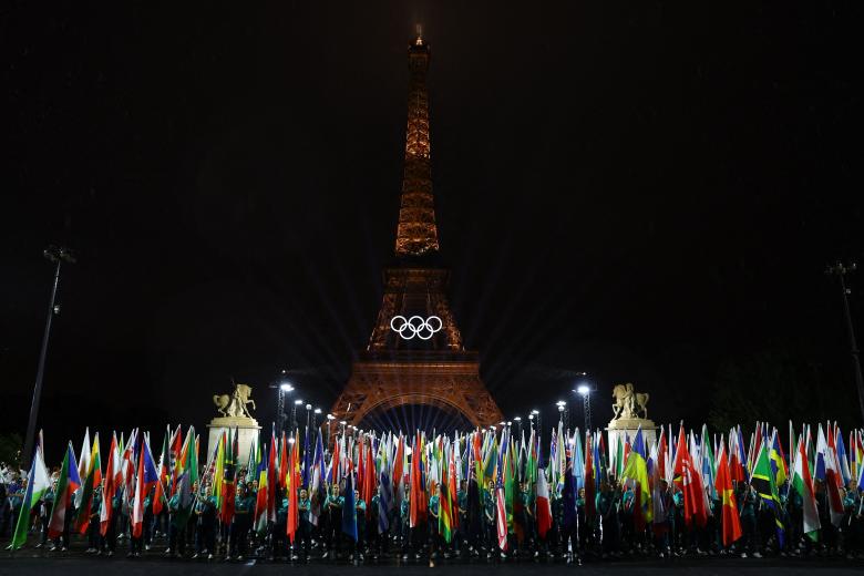 Juegos Olímpicos de París 2024 - Ceremonia de apertura - París, Francia - 26 de julio de 2024. Vista general de las banderas de los países participantes durante la ceremonia de apertura