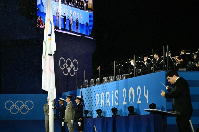 La bandera olímpica se iza durante la ceremonia de apertura de los Juegos Olímpicos de París 2024 en París el 26 de julio de 2024