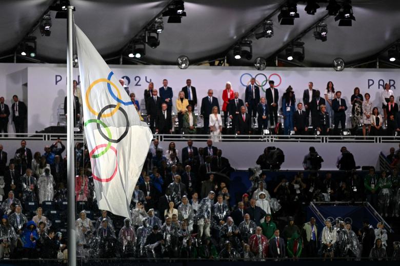 La bandera olímpica es izada en el Trocadero durante la ceremonia de apertura de los Juegos Olímpicos de París 2024