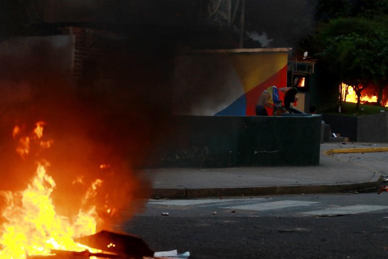 Manifestantes incendiaron una pequeña estación de policía durante una protesta contra el gobierno del presidente venezolano Nicolás Maduro