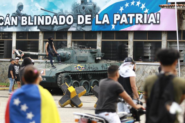 Manifestantes se reúnen en la entrada de la 41 Brigada Blindada, conocida como Fuerte Paramacay