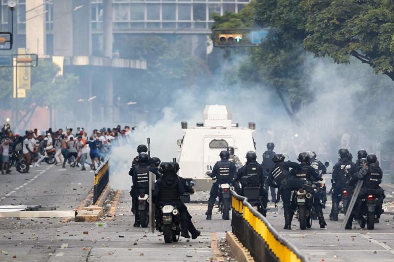 Integrantes de la Policía Nacional Bolivariana y la Guardia Nacional Bolivariana enfrentan a los manifestantes