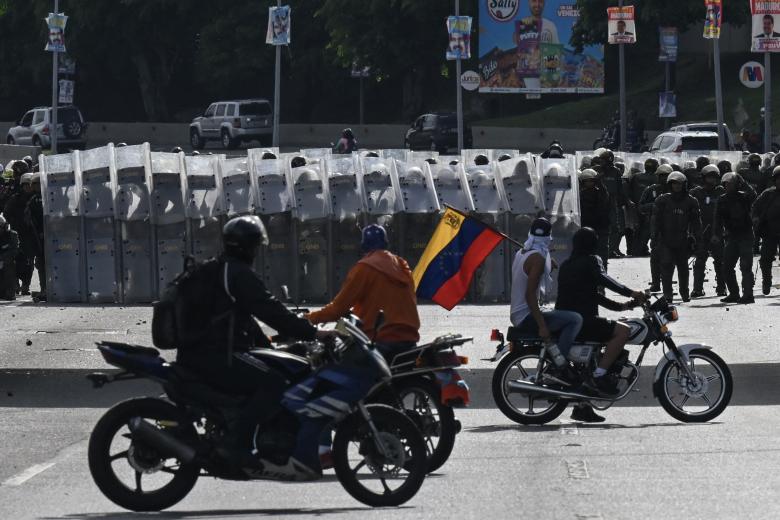 Cientos de motoristas ocupan la capital de Venezuela durante una de las protestas de este lunes