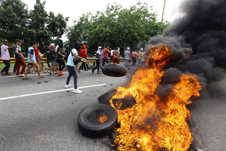 Manifestantes participan en una protesta en Valencia, estado de Carabobo, Venezuela