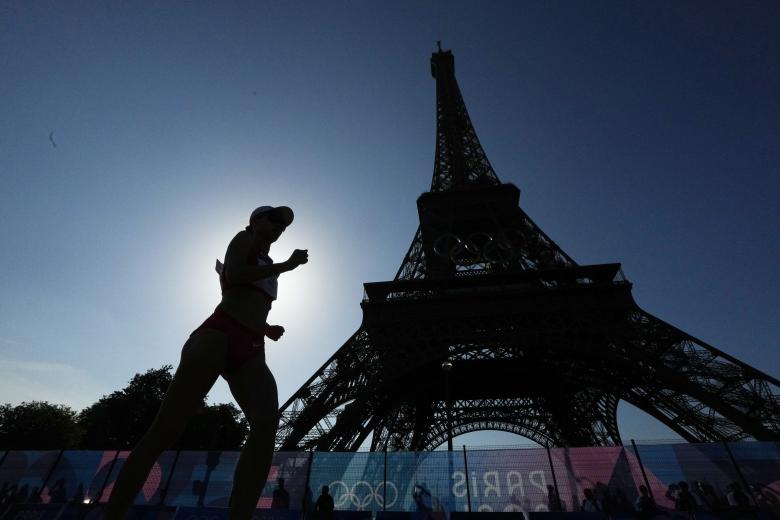 Yang Jiayu de China compite durante la carrera de marcha de 20 km femenina de atletismo en los Juegos Olímpicos de París 2024 en París, Francia