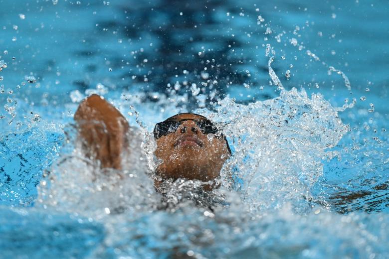 Anishta Teeluck, de Mauricio, compite en una serie de la prueba de natación femenina de 200 m espalda durante los Juegos Olímpicos de París 2024 en el Arena París La Defense en Nanterre