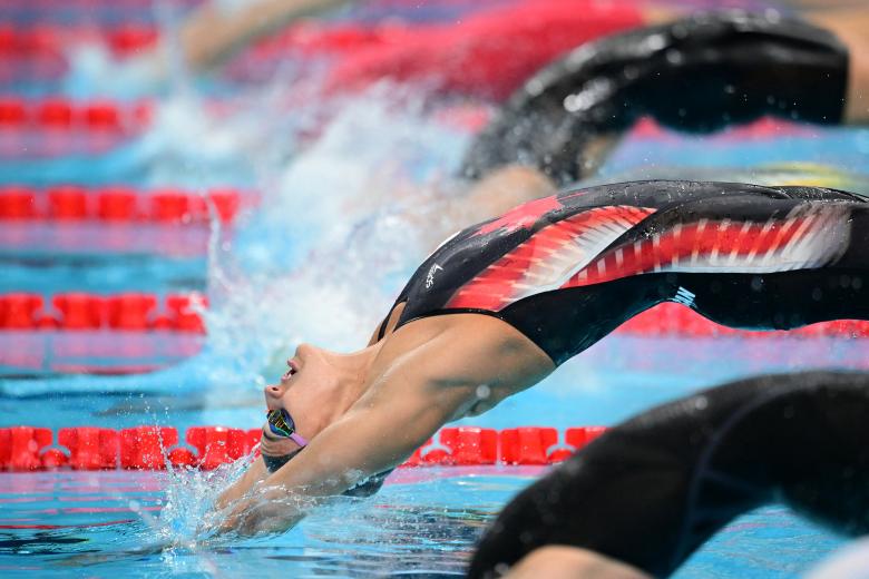 La canadiense Kylie Masse se lanza al inicio de una serie de la prueba de natación femenina de 200 m espalda durante los Juegos Olímpicos de París 2024