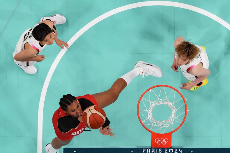 Una vista general muestra a la número 0 de Alemania, Satou Sabally, mientras la número 27 de Japón, Saki Hayashi (derecha), observa en el partido de baloncesto del grupo C de la ronda preliminar femenina entre Japón y Alemania