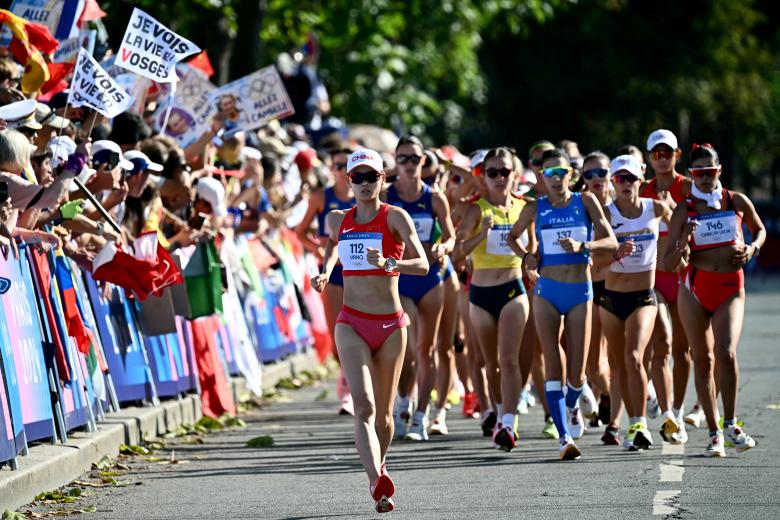 La china Yang Jiayu compite para ganar la carrera de 20 km marcha femenina del evento de atletismo en los JJOO 2024