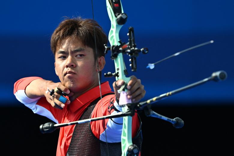 El chino Kao Wenchao compite durante la ronda eliminatoria individual masculina de tiro con arco