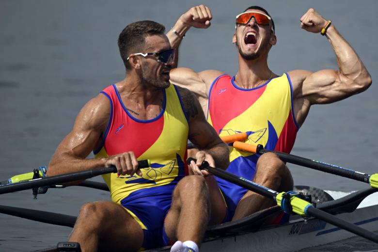 Andrei Sebastian Cornea y Marian Florian Enache de Rumania celebran la medalla de oro en la final de doble scull masculino de la competición de remo en el Centro Náutico de Vaires-sur-Marne