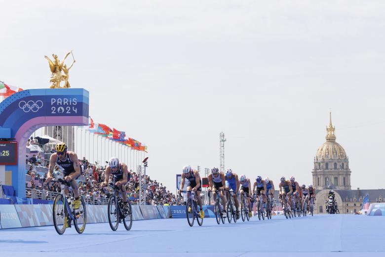 Dorian Coninx compite en triatlón individual masculino durante los Juegos Olímpicos de París 2024, en el Puente Alexandre III, en París