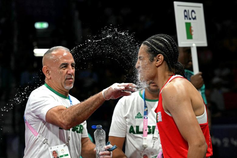 La argelina Imane Khelif llega para su combate de boxeo preliminar de octavos de final de la categoría de 66 kg femenino contra la italiana Angela Carini