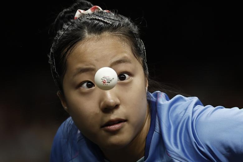 Yubin Shin de Corea del Sur en acción contra Miu Hirano de Japón durante su partido de cuartos de final de singles femeninos de las competiciones de Tenis de Mesa