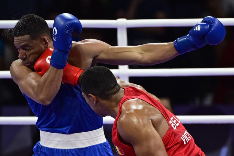 El español Emmanuel Reyes Pla y el boxeador belga Victor Schelstraete en acción durante un combate de boxeo entre el belga Schelstraete y el español Reyes, los cuartos de final de la categoría masculina de 92 kg