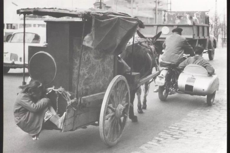 El Madrid de la posguerra civil quedó retratado en toda su crudeza por la lente del fotógrafo Antonio Alcoba. El Museo de Historia de Madrid propone un recorrido a través de su obra para conocer el Madrid de los años 60 del siglo XX. “Madrid años 60. La mirada de Alcoba” es una exposición mediante la cual el Museo pretende mostrar cómo era un Madrid que trataba de pasar página de la posguerra y abrir un nuevo horizonte al exterior. En las 200 fotografías de la muestra se ofrece una visión de Madrid que huye de los estereotipos y que, por medio de una mirada sarcástica, trata de ofrecer un testimonio documental de la capital de España en un momento de gran transformación.