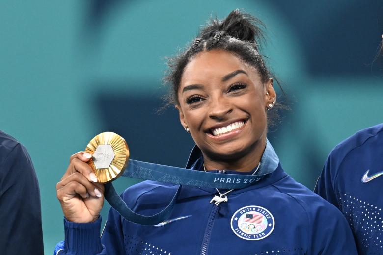 Simone Biles feliz con el oro.