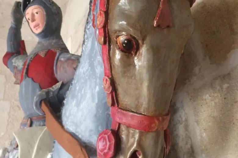 Un nuevo ejemplo de restauración desafortunada, este, por fortuna, tuvo arreglo, es el de la imagen de San Jorge en la iglesia de San Miguel de Estella. La escultura del santo a caballo de la localidad navarra, una valiosa pieza del siglo XVI en madera policromada, quedó destrozada tras una intervención no profesional con colores pastel. El resultado: un San Jorge con aspecto de plastilina. Como decimos, un equipo de restauradores profesionales pudo revertir la intervención y recuperar la policromía original.