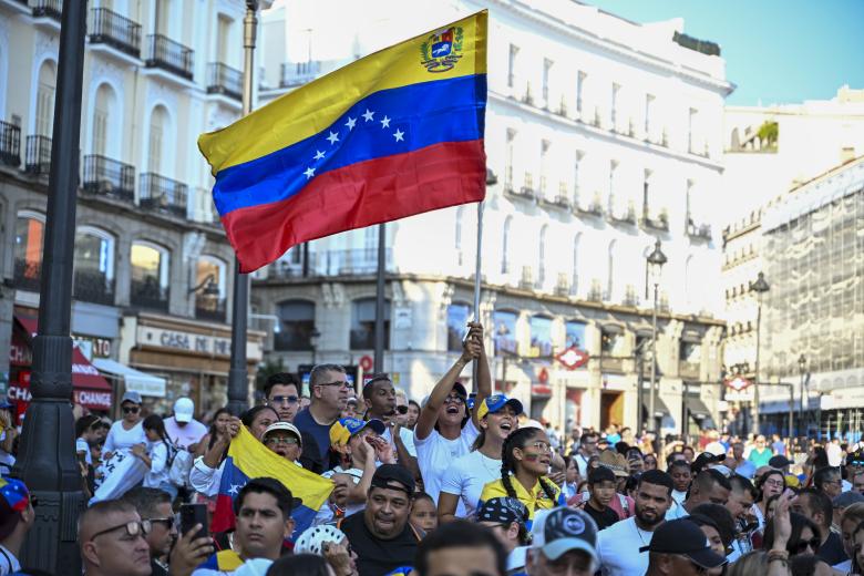 MADRID, 03/08/2024.-Vista de la manifestación convocada "en favor de la libertad de Venezuela y en rechazo al fraude electoral", este sábado en la Puerta del Sol en Madrid. EFE/ Fernando Villar